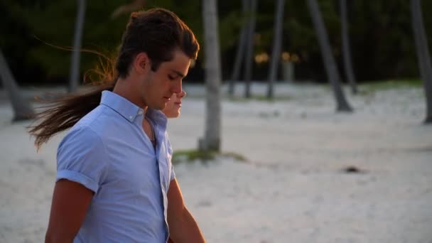 Teenage Couple Walks Beach Golden Hour Sunset Light Pretty Girl — Vídeos de Stock