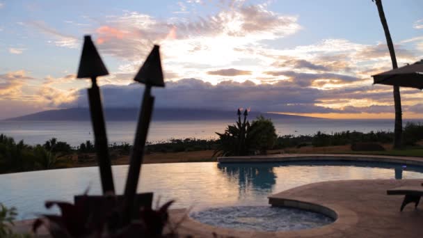 Static Shot Pool Deck View Sunset Lanai Hot Tub Torches — Vídeo de stock