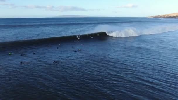 Drone Flying Backwards Almost Crashes Recording Big Wave Surf Record — Vídeo de Stock