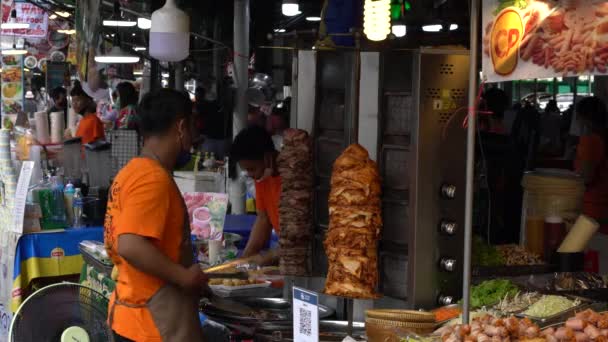 Man Working Kebab Stall Chatuchak Weekend Market Bangkok Meat Lovers — Vídeos de Stock