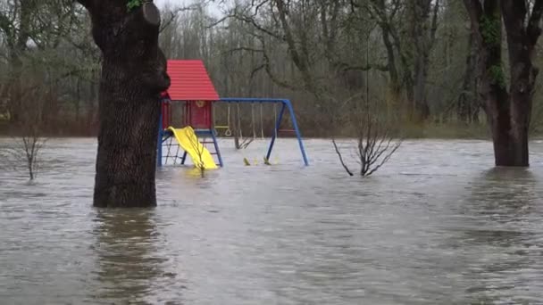 Потоп Воды Поглощает Красочное Оборудование Игровой Площадки Берег Ручья — стоковое видео