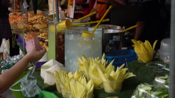 Person Buying Fruits Drinks Street Stall Chatuchak Weekend Market Bangkok — 图库视频影像