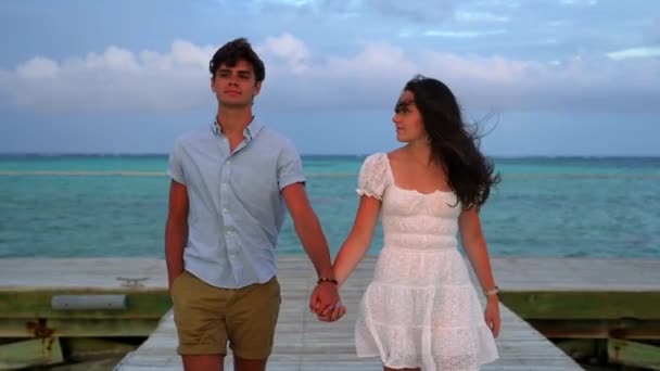 Tropical Island Paradise Young Couple Walks Hand Hand Ocean Pier — Vídeos de Stock