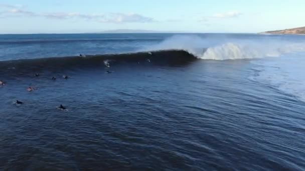 Surfer Gets Shacked Closed Out Big Wave Record Breaking Swell — Stock video