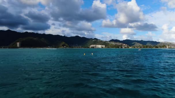 Aerial Shot Closing Canoes Paddling Shore — Stock video