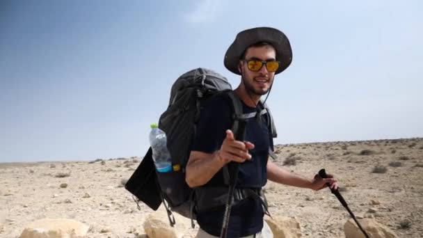 Close Video Hiker Crater Ramon Posing Front Camera Video Has — Vídeo de Stock