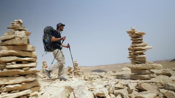 Static View Happy Young Man Backpacker Hiking Mountain Peak Stones — Vídeo de stock