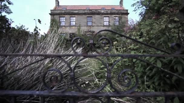 Old Abandoned Mansion Exterior Wrought Iron Gate Overgrowth Urban Exploration — Αρχείο Βίντεο
