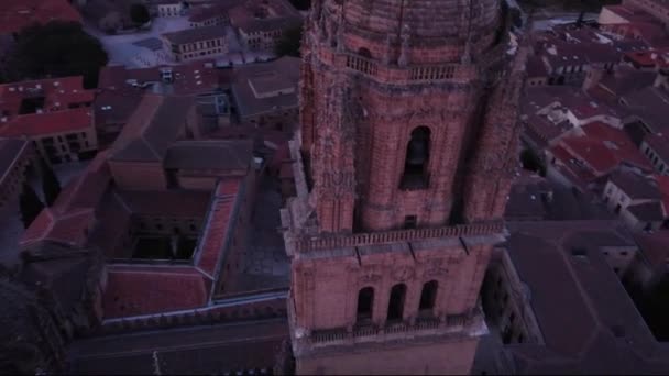 Close Aerial View Tower Salamanca Cathedral Cityscape Early Morning Light — Stockvideo