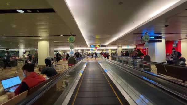 Point View Escalator Passengers All World Waiting Transiting Singapore Changi — Video