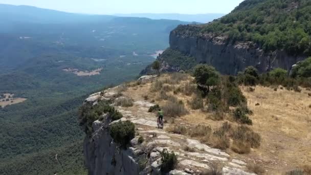 Mountain Bike Rider Cruising Steep Cliff Wall Summer Day — Vídeos de Stock