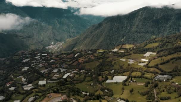 Andes Farmland Town Baos Agua Santa Tungurahua Volcano Ecuador Aerial — Stockvideo