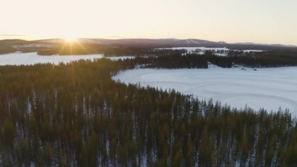 Вид Воздуха Вращающийся Вокруг Восхода Солнца Выглядывающий Над Замерзшим Лесом — стоковое видео