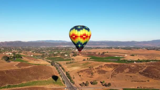 Colorful Hot Air Balloons Sky Temecula Landscape California Aerial Dolly — Stockvideo