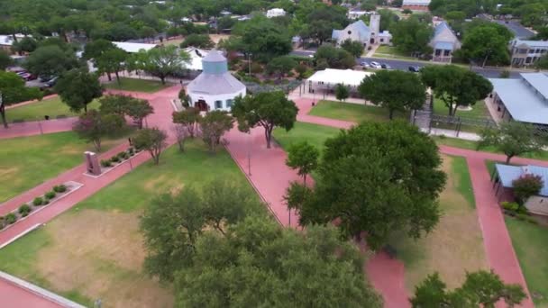 Aerial Footage German Pioneers Memorial Garden Located Marktplatz Von Fredericksburg — Αρχείο Βίντεο