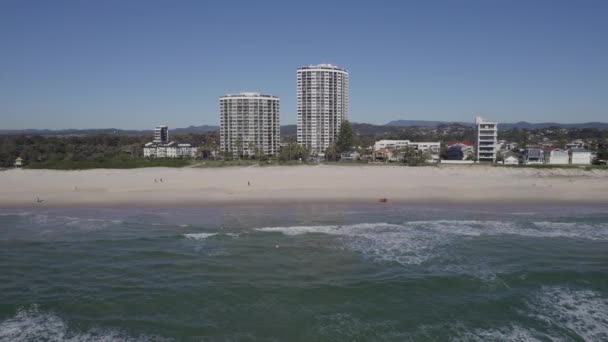 Beachfront Buildings Idyllic Ocean Palm Beach Gold Coast Qld Australia — Stockvideo