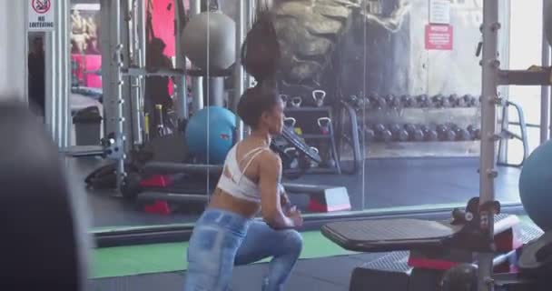 Jumping Squats Performed Female Bodybuilder Gym Her Reflection Background — Stockvideo