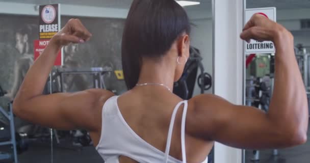 Latina Bodybuilder Flexing Her Back Muscles Front Camera Gym — Stockvideo