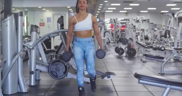 Female Body Builder Performing Squats Gym Front Camera View — Vídeos de Stock