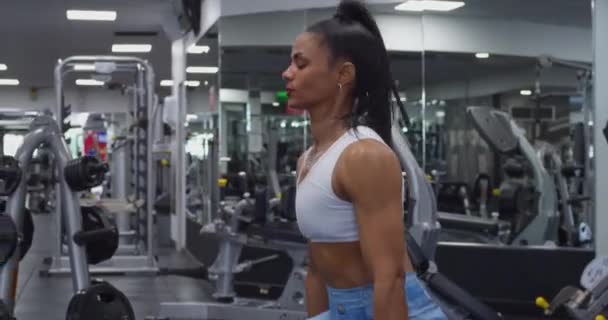 Latina Fitness Trainer Performing Bulgarian Split Squats Gym Weights Side — Wideo stockowe
