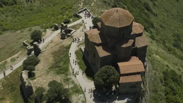 Tourists Visiting Medieval Church Jvari Monastery Mountaintop Mtskheta Eastern Georgia — Stock video