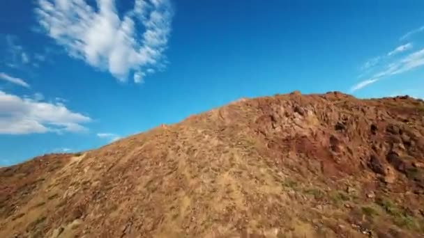 Flying Contours Rugged Terrain Mountainside Mojave Desert First Person Drone — ストック動画
