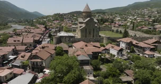 Mtskheta Townscape Svetitskhoveli Cathedral Georgia Aerial Pullback Shot — Stockvideo