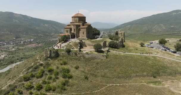 Mountaintop Monastery Jvari Mtskheta Eastern Georgia Aerial Pullback Shot — Vídeo de stock