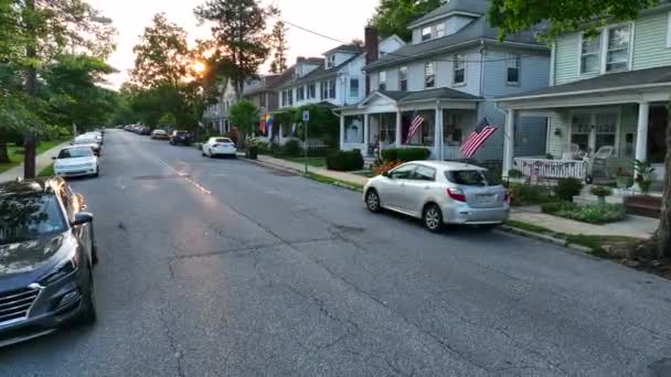 Low Shot Small Town American Street Suburb Family Homes American — Stock videók