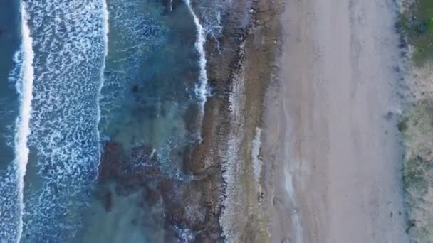 Αεροφωτογραφία Των Θαλάσσιων Κυμάτων Και Της Παραλίας Στην Ακτή Της — Αρχείο Βίντεο