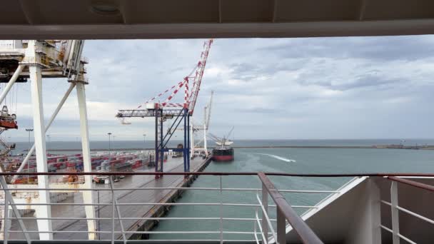 Incoming Small Boat Harbor Taken Cruise Ship Port Views Heavy — Vídeo de Stock