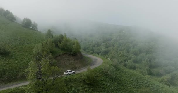 Scenic View Car Traveling Tskhratskaro Pass Foggy Day Georgia Повітряний — стокове відео
