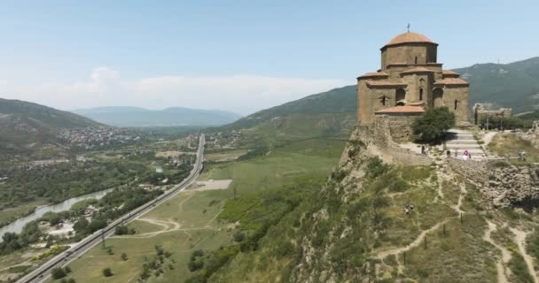 Fly Medieval Georgian Church Jvari Monastery Mtskheta Town Eastern Georgia — Vídeos de Stock