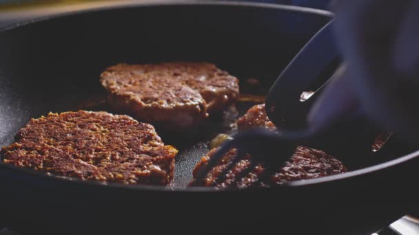 Frying Flipping Burger Patties Pan Using Slotted Turner Fork Anabolic — Vídeo de stock