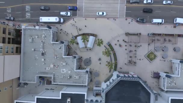 Descending Aerial Shot Promenade Movie Theater Oceanside California Cars Traffic — 图库视频影像