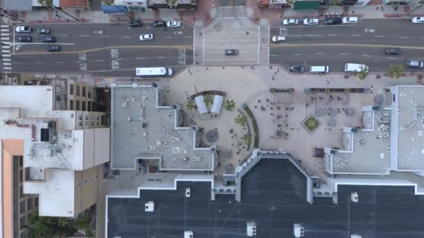 Traffic Mission Avenue Movie Theater Promenade Oceanside Stationary Aerial Drone — Stock video