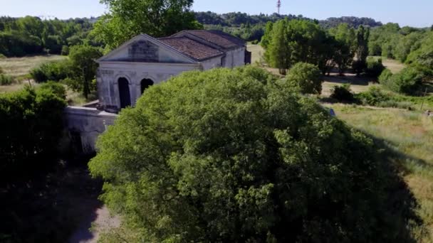 Piękny Budynek Kościoła Wzgórzach Południowej Francji Montpellier Strzał Drona — Wideo stockowe