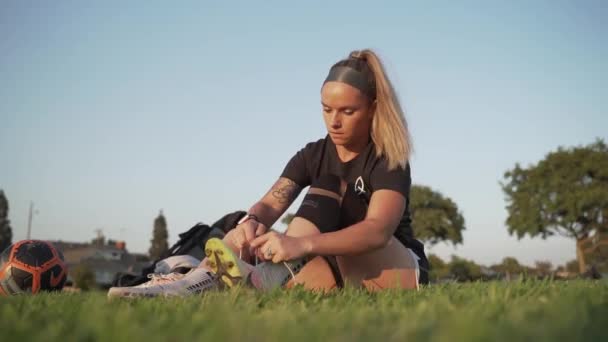 Επαγγελματική Γυναίκα Ποδοσφαιριστής Δένοντας Τις Μπότες Της — Αρχείο Βίντεο