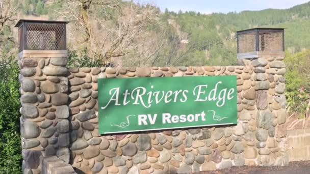 オレゴン州ブルッキングスのRivers Edge Resortの入場サイン — ストック動画