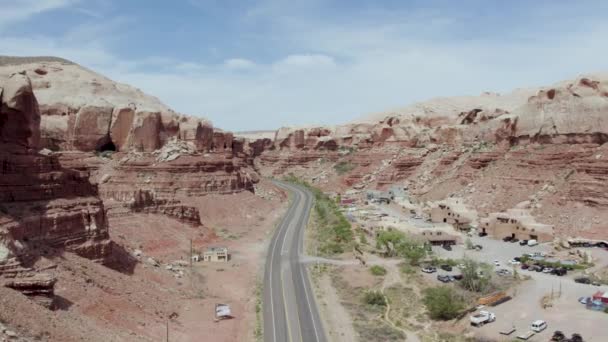 Aerial View Isolated Asphalt Road Towering Red Sandstone Cliffs Bluff — Vídeo de Stock