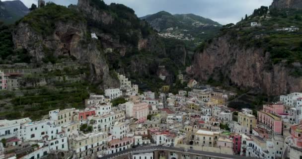 Fly Dramatic Townscape Amalfi Sheer Rocky Mountains Campania Italy Aerial — Stockvideo