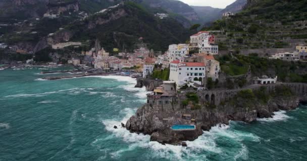 Ciudad Histórica Amalfi Ubicado Acantilados Empinados Campania Italia Aerial Drone — Vídeos de Stock