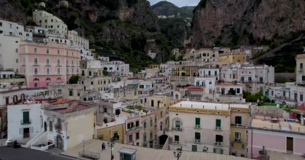 Historically Rich Town Italy Scenic Amalfi Coast Towering Rocky Cliffs — Stok video