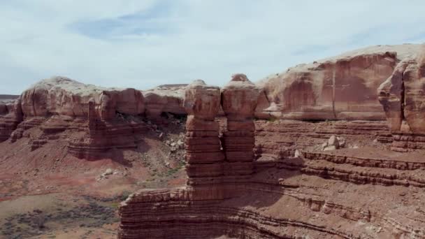 Prominent Navajo Twins Eroded Rock Formation Towering Bluff Town Utah — Vídeo de Stock