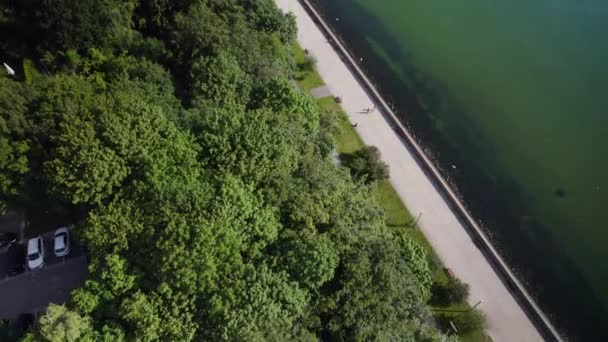 Aerial Tilt Shot Showing People Walking Path Coastline Baltic Sea — Stock videók