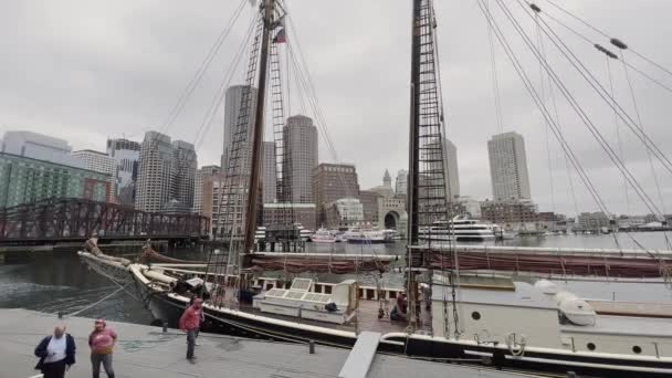 Historic Vessel Boston Harbor Skyline Boston Background Cloudy Overcast Day — Stock videók