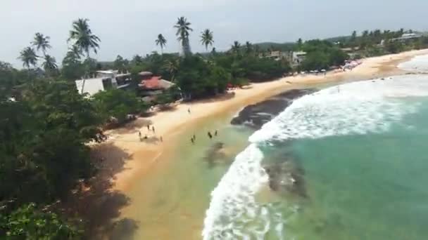 Fpv Planned Shot Exploring Stunning Golden Sands Beach Beautiful Island — Stockvideo