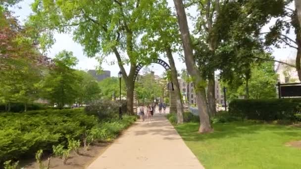 First Person Pov Walking Arch Northwestern University Beautiful Summer Afternoon — Αρχείο Βίντεο