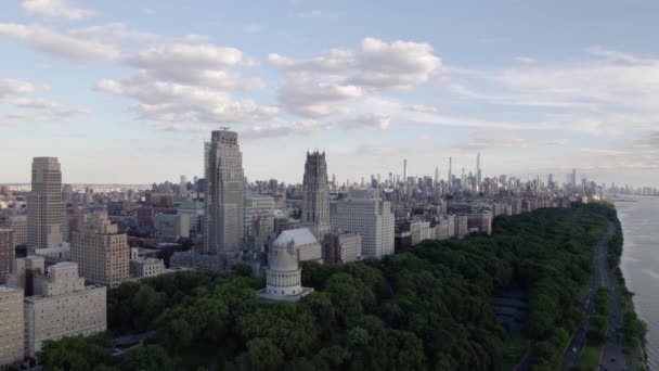 Aerial View Riverside Church Shoreline Upper Manhattan Partly Sunny Day — Stock video