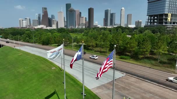 Houston Texas Skyline Usa State Flag Skyline Aerial Pullback Reveal — стокове відео